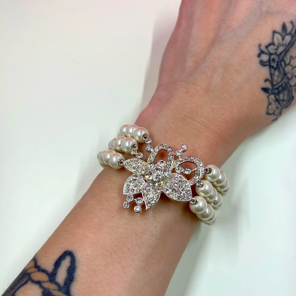 Vintage Y2K Triple Strand Pearl and Silver Abstract Flower Pendant Bracelet - Picture 4 of 9